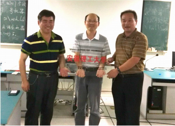 教指委马殿富秘书长和胡学钢委员为我校授牌